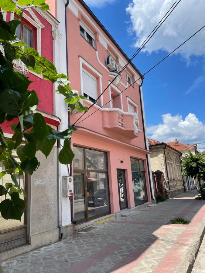 Pink House Apartments ياغودينا المظهر الخارجي الصورة